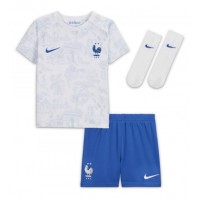 Otroški Nogometni dresi Francija Kylian Mbappe #10 Gostujoči SP 2022 Kratek Rokav (+ Kratke hlače)